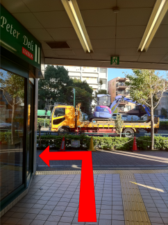 東口出口を左に出ます