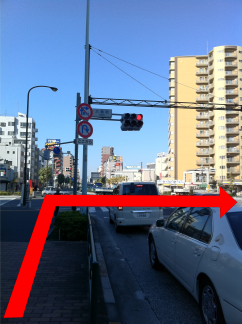 大鳥居交差点を右折します