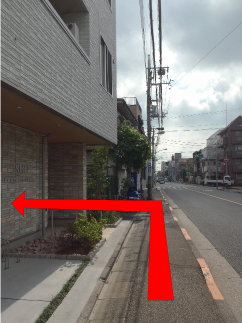 2階建駐車場の奥を左折します