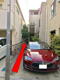 車の左側を通って奥へ